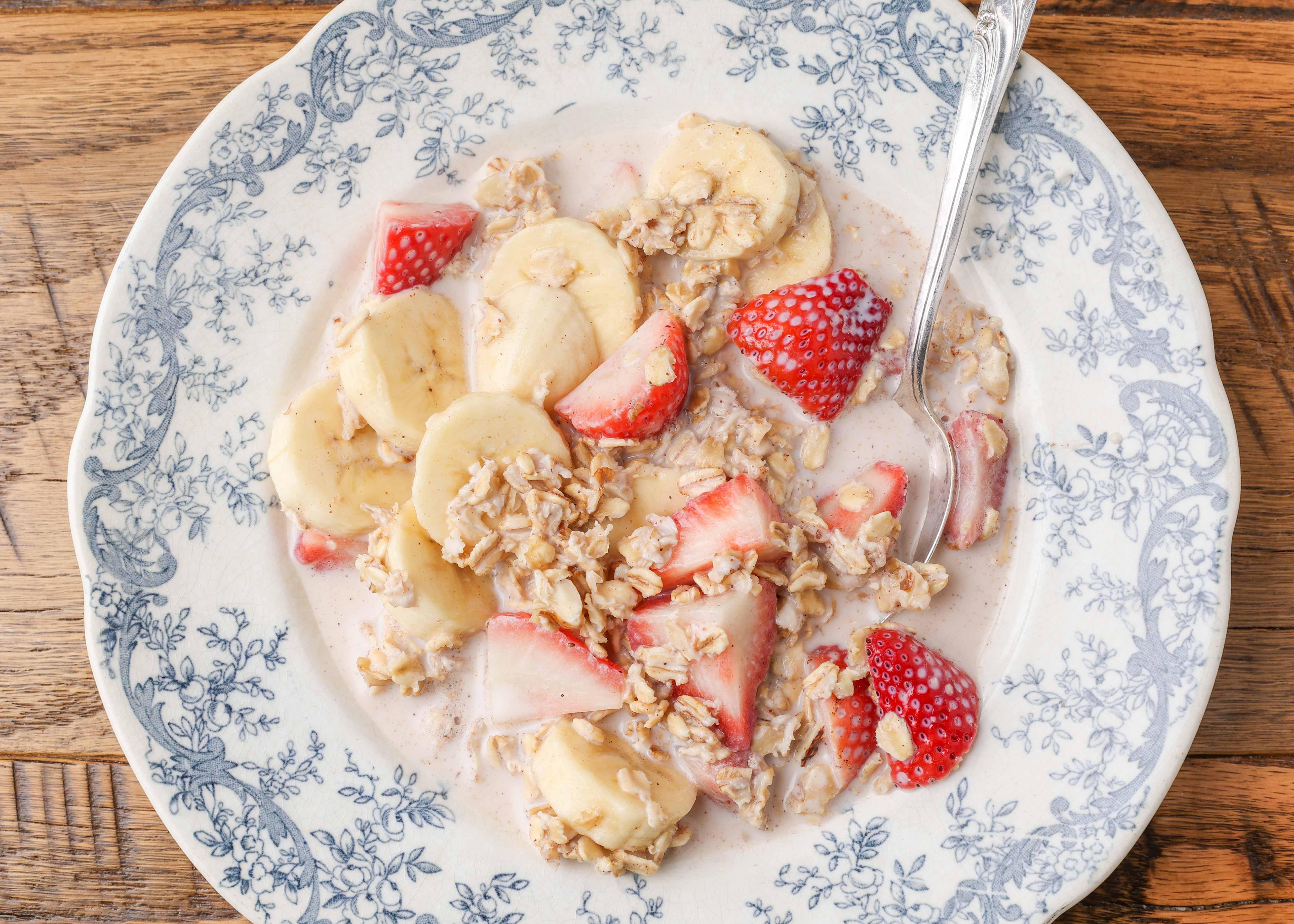 Creamy Strawberry Banana Pecan Oatmeal: A Flavorful Family Breakfast